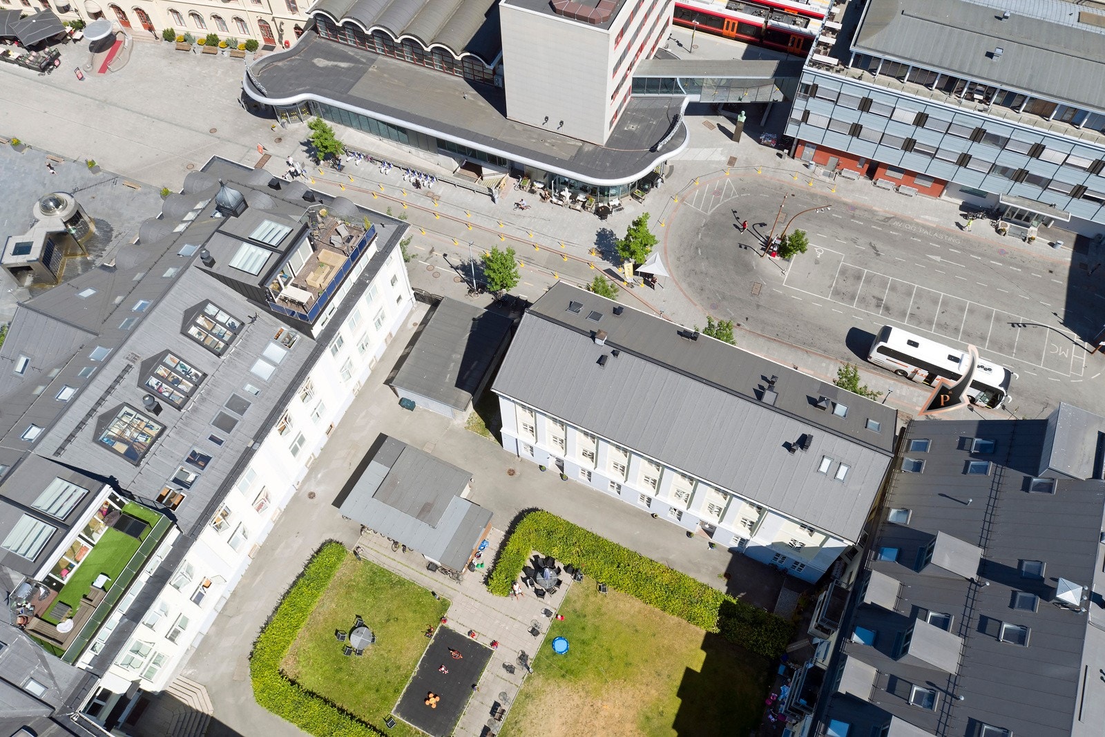 Beliggenheten er urban, attraktiv og supersentral - du kommer rett og slett ikke nærmere hverken togstasjon, buss, uteliv, kaffebarer og spennende spisesteder. Galleribilde
