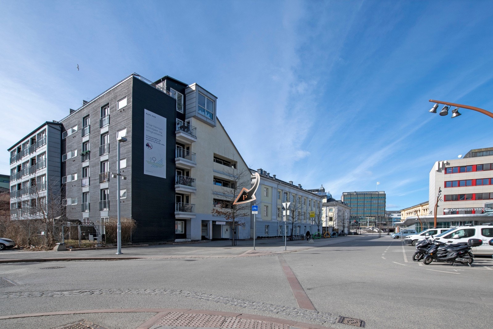Leiligheten ligger attraktivt og meget sentralt til på Strømsø i Drammen. Kort gangavstand til togstasjon. Galleribilde