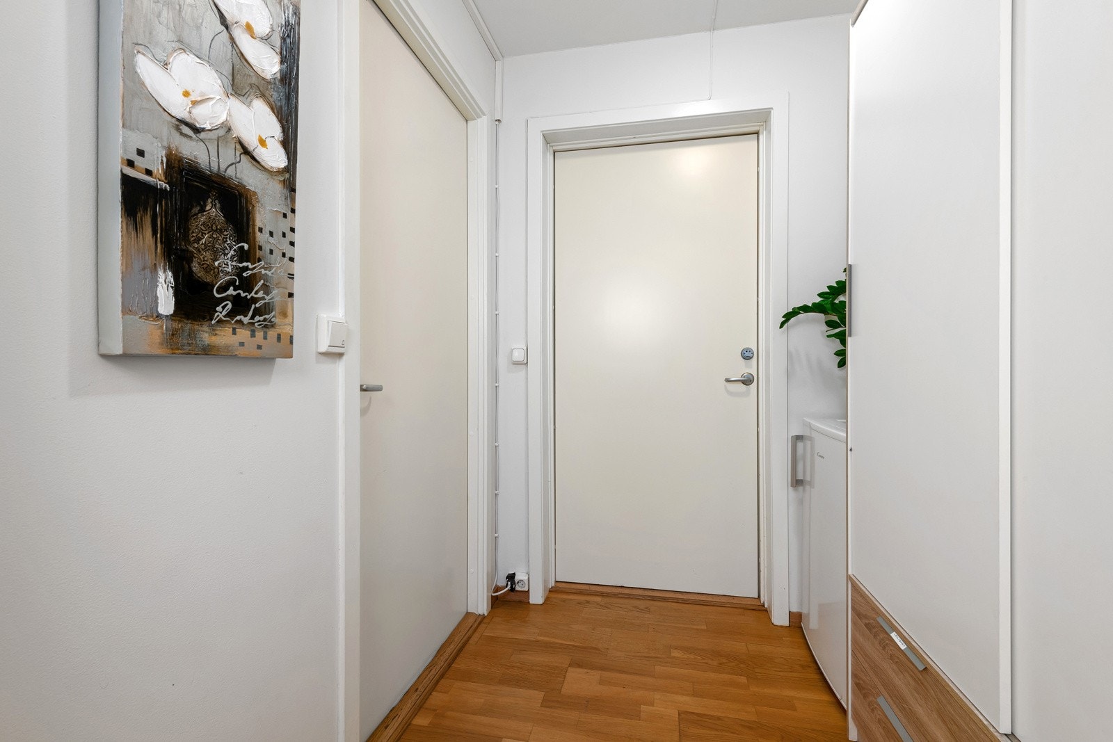 Vel inne er det en felles entré som leder inn til både hoveddel og hybel med egne innganger. Galleribilde