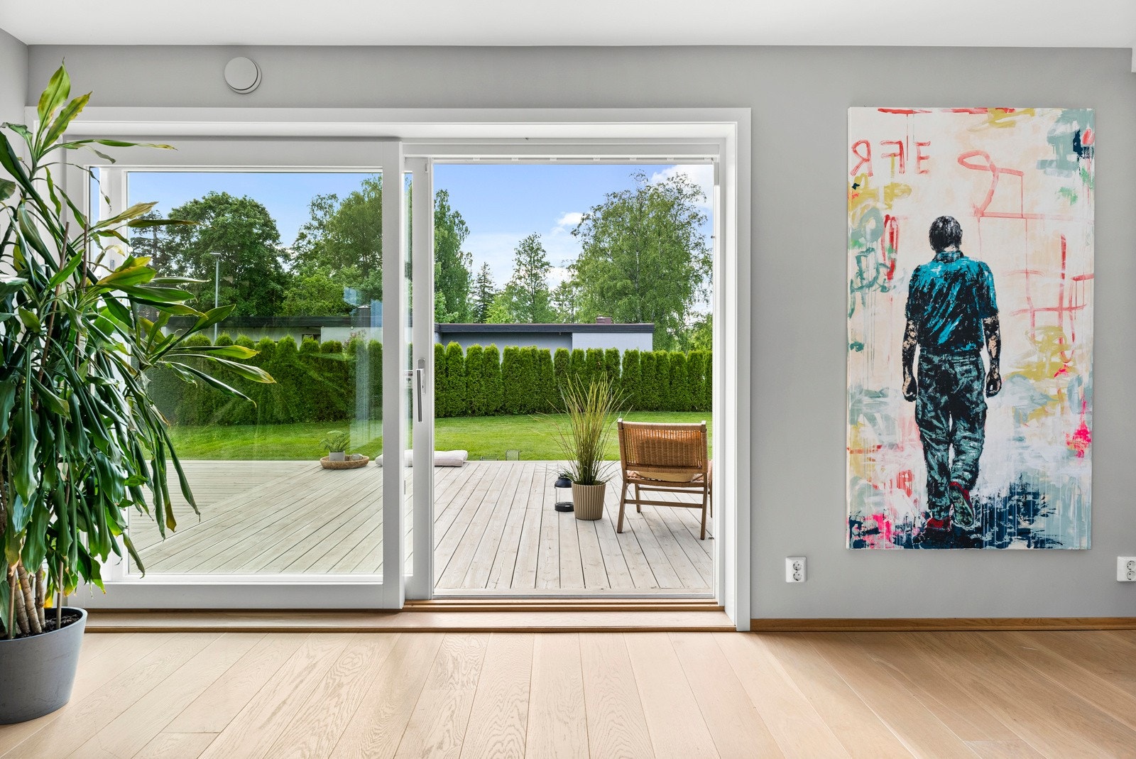 Stuen har 2 store skyvedører på 3 og 6 meter Galleribilde