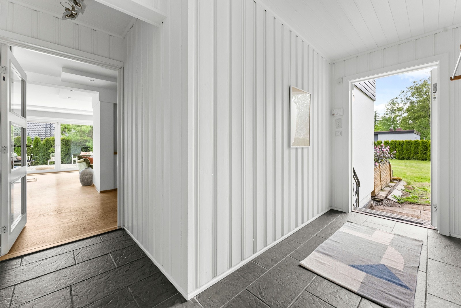 Boligens hovedinngang med god plass Galleribilde
