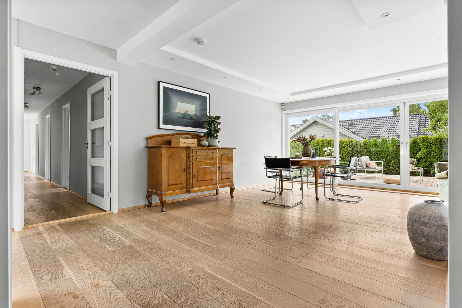 Fra stuen er det adkomst til soveroms fløy med 4 soverom og 2 bad Galleribilde