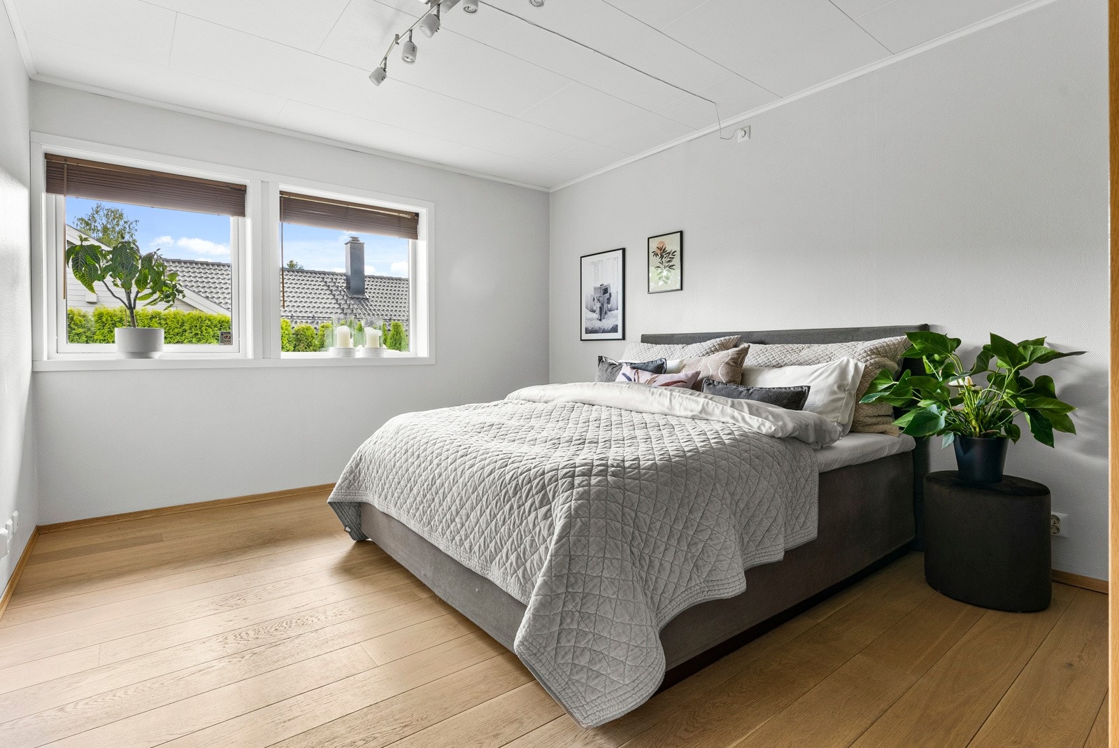 Hovedsoverom med skyvedørsgarderobe Galleribilde