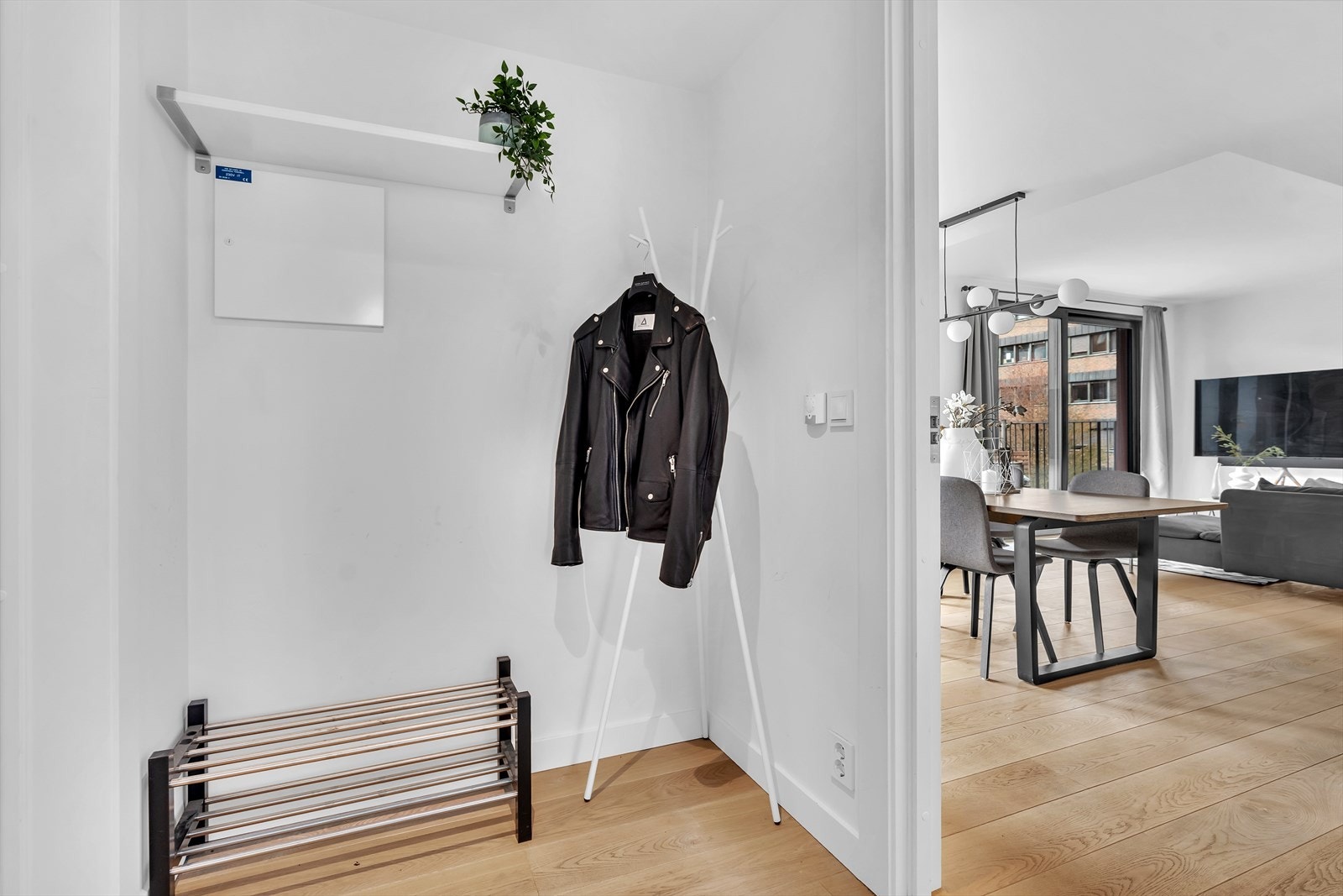 Romslig entré med fin plass til å henge fra seg. Galleribilde