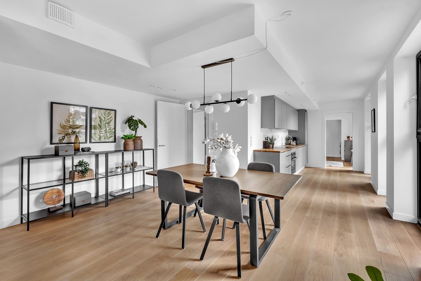 Dette er en moderne 4-roms leilighet fra 2019 med to balkonger, felles takterrasse og egen urteparsell. Galleribilde