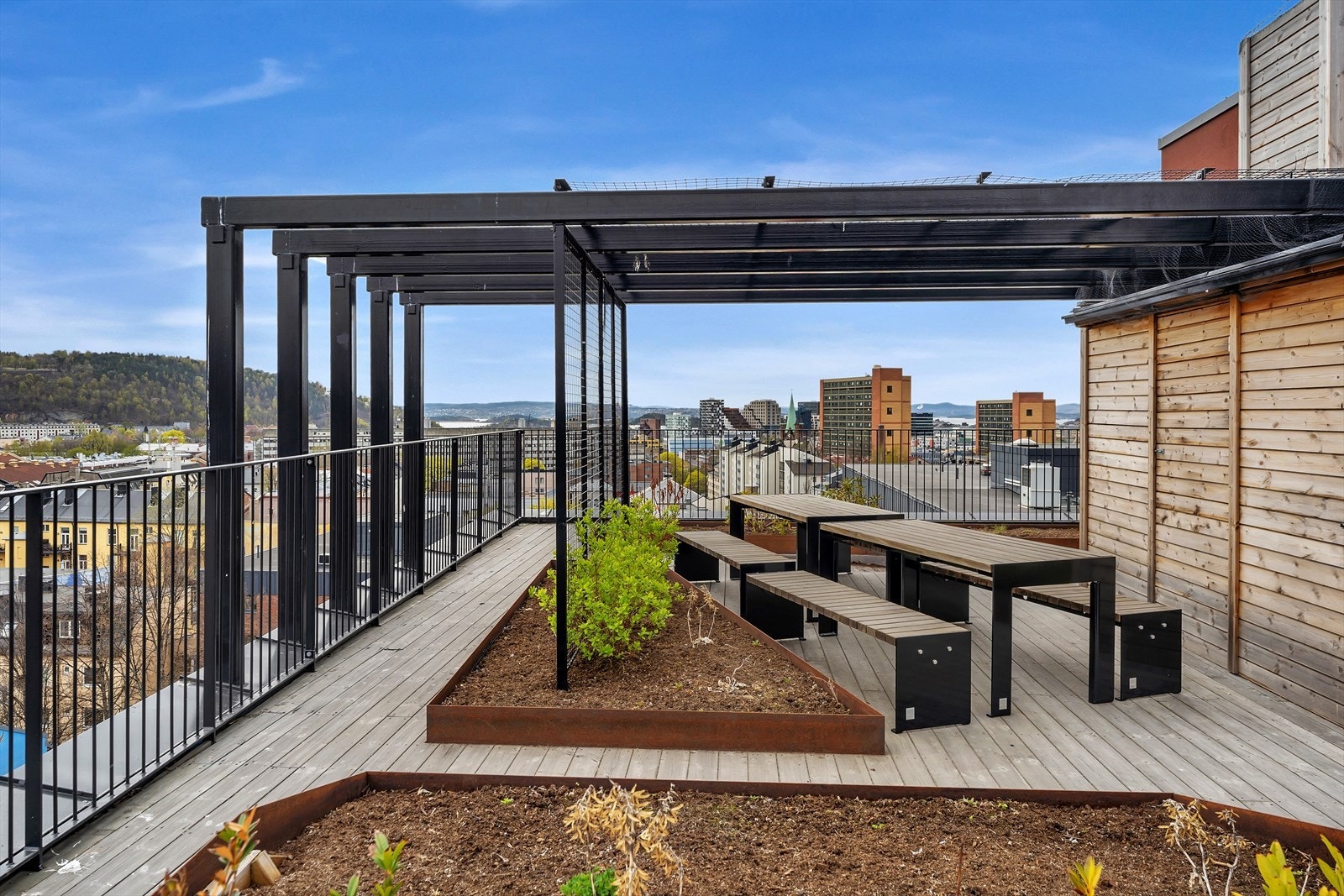 Borettslaget har en nydelig, felles takterrasse. En perfekt uteplass med super utsikt og gode solforhold. Galleribilde