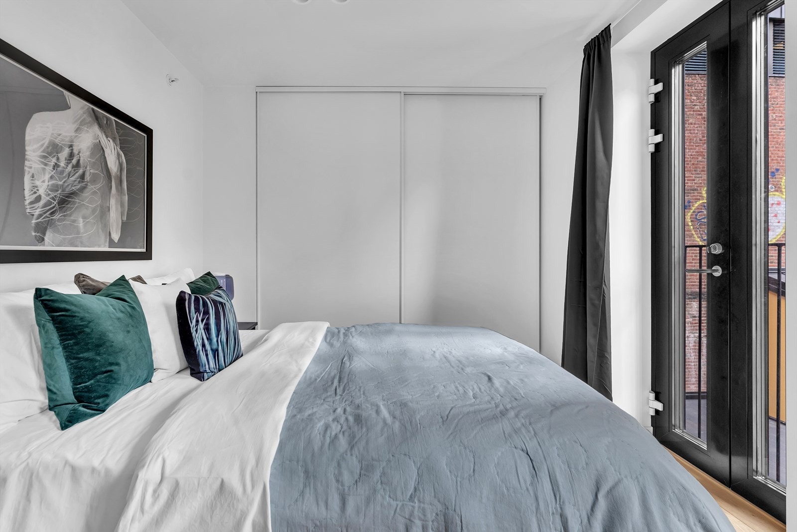 Pent innredet hovedsoverom med plass til stor seng og tilhørende nattbord. Garderobeplassen er sikret i en stor skyvedørsgarderobe. Galleribilde