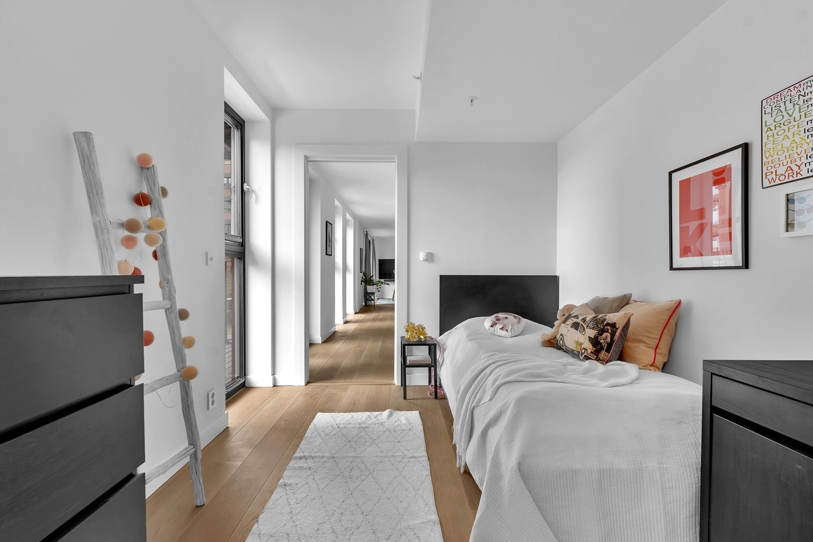 Soverom 2 er av god størrelse. Fine innredningsmuligheter med plass til seng, kommode og kontorpult. Galleribilde