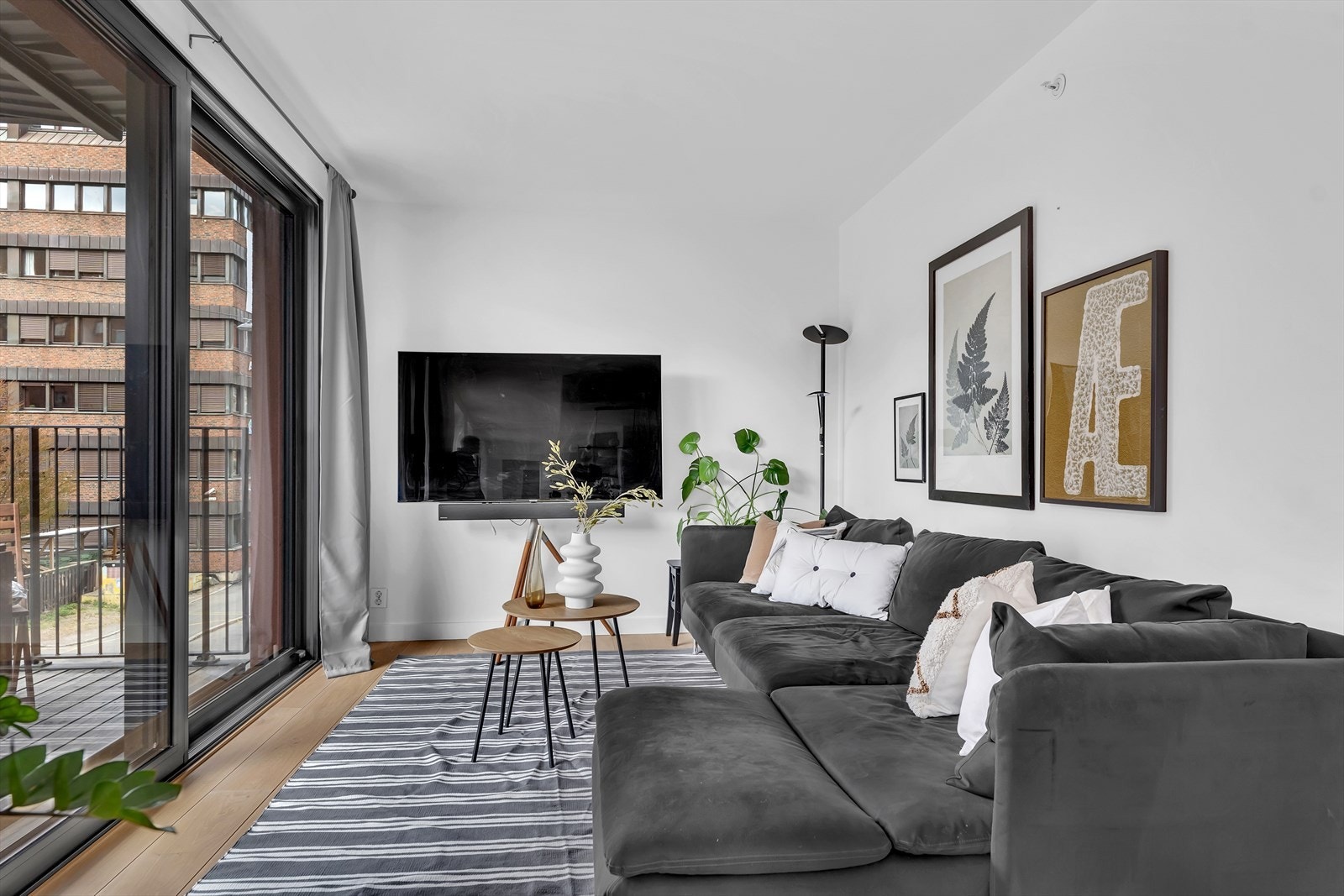 Stuen gir fin plass til en sofagruppe med tilhørende møblement. Galleribilde