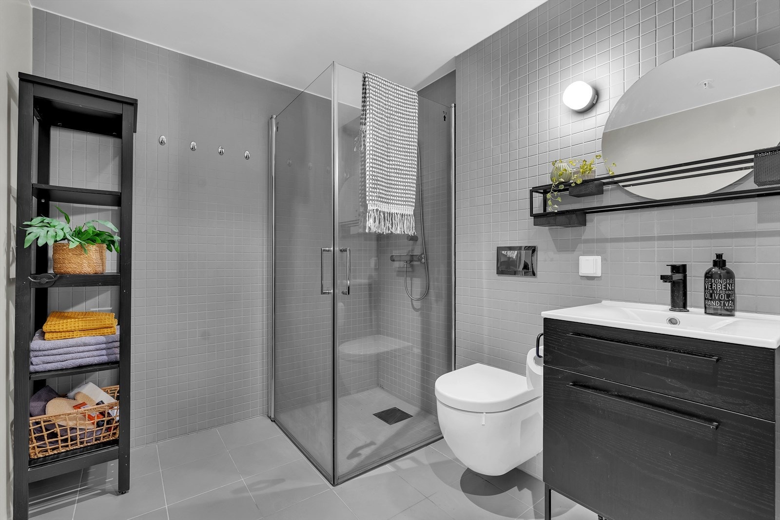 Leiligheten inneholder et lekkert, flislagt bad med gulvvarme. Galleribilde