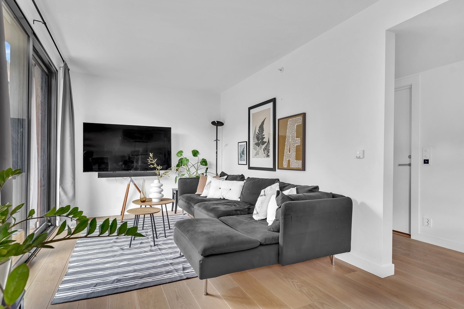 Stuens gode takhøyde, i kombinasjon med flotte lysforhold, gir en herlig romfølelse. Galleribilde