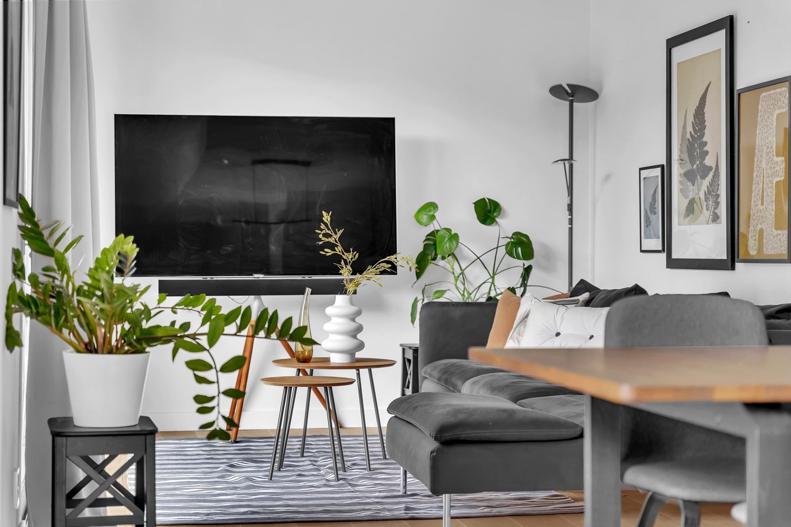 Det er vannbåren gulvvarme i alle rom, med unntak av baderom (elektriske varmekabler). Galleribilde