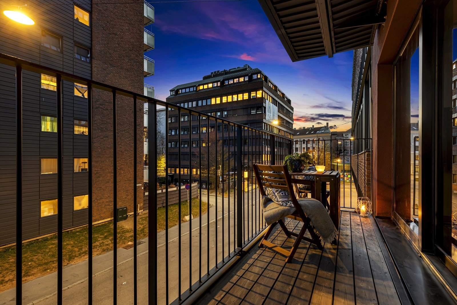 Kveldsstemning ute på balkongen. Galleribilde