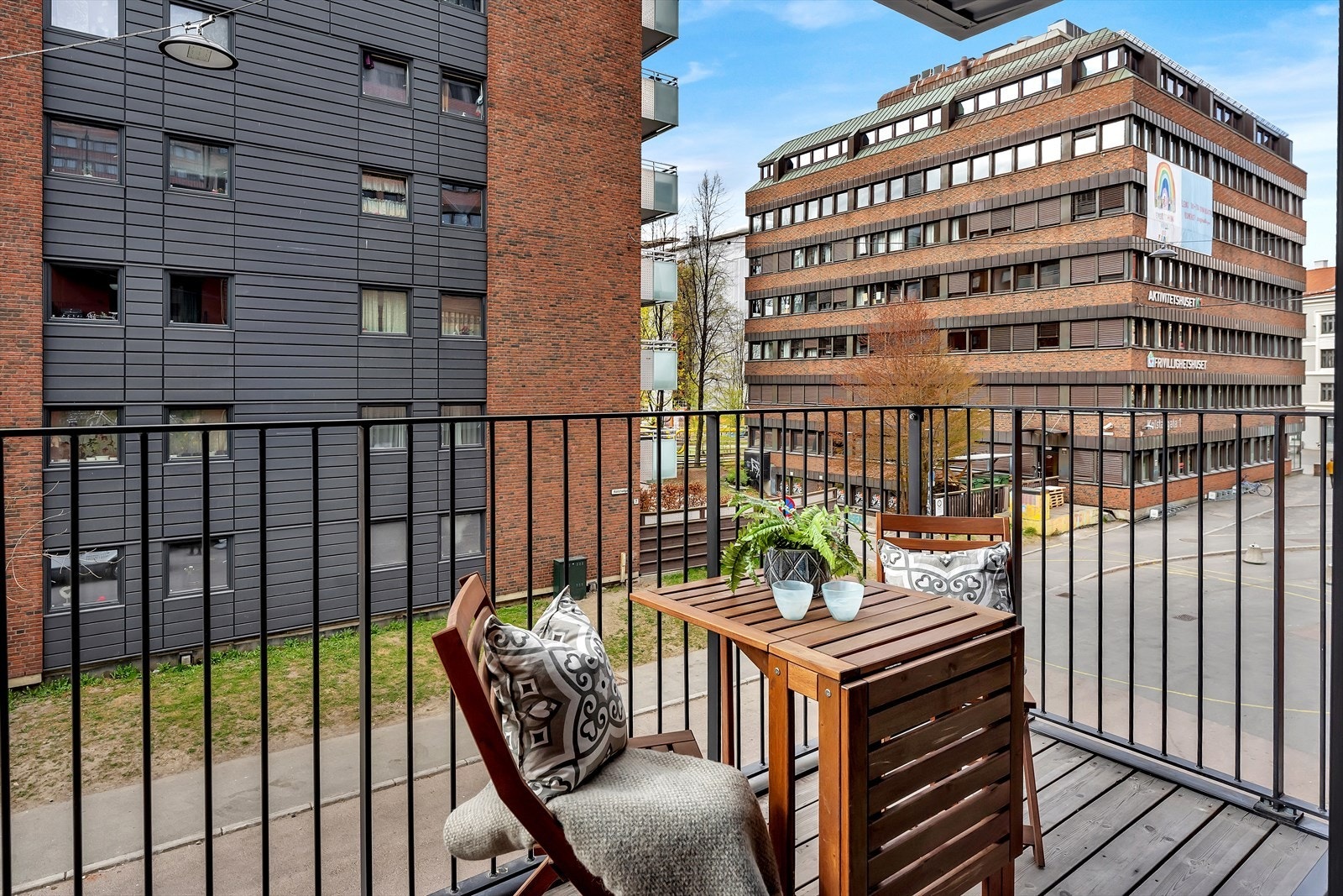 Fra stuen er det utgang til en syd-vestvendt balkong på 6 kvm med morgensol. Galleribilde