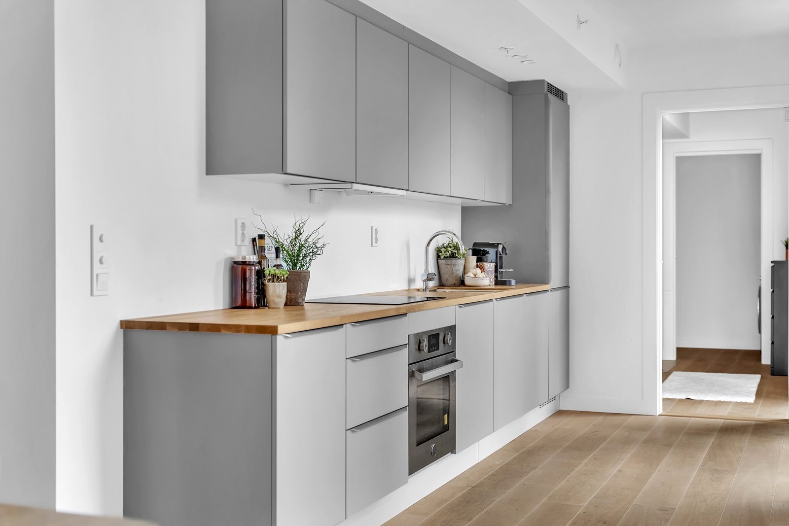 Induksjonstopp, stekeovn, oppvaskmaskin og kjøl/frys
er integrert i innredningen. Galleribilde