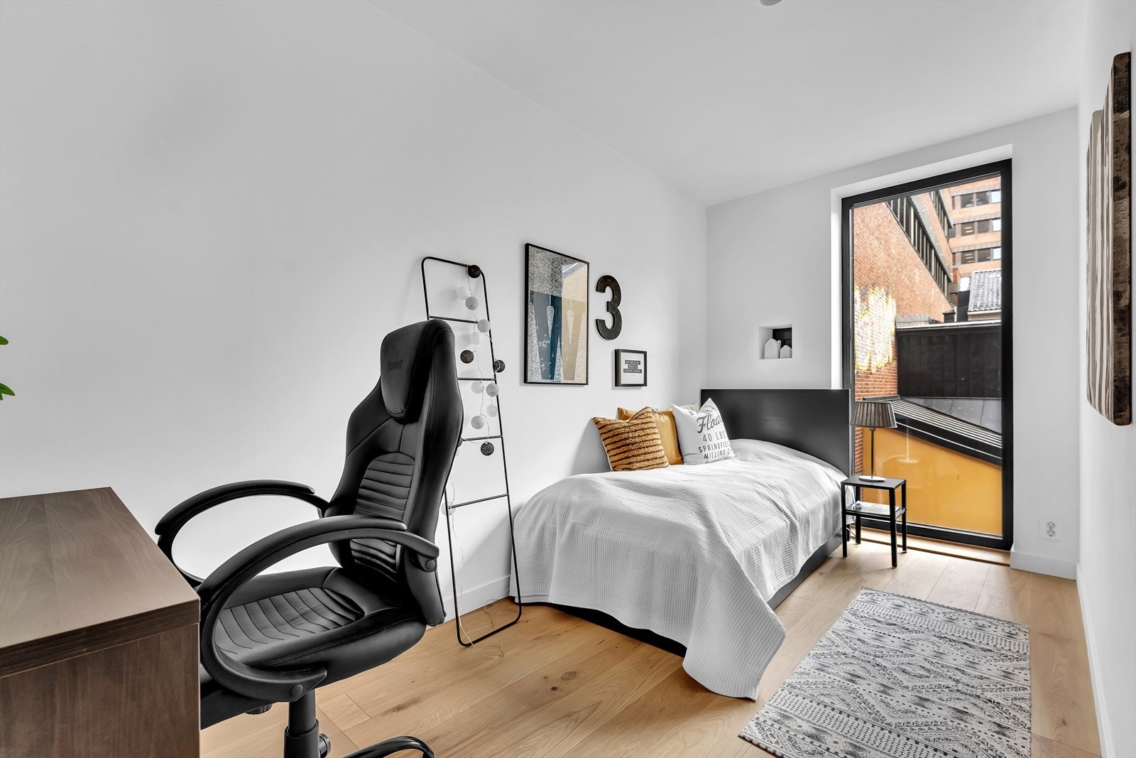 Soverom 3 med plass til seng og kontorpult. Galleribilde