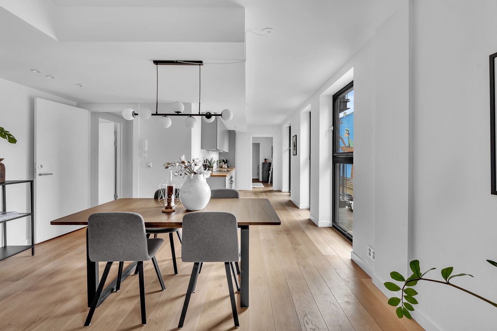 Den praktiske utformingen har et naturlig skille mellom de ulike sonene, og gir fine innredningsmuligheter. I forlengelsen av kjøkkenet har man god plass til stor spisegruppe. Galleribilde