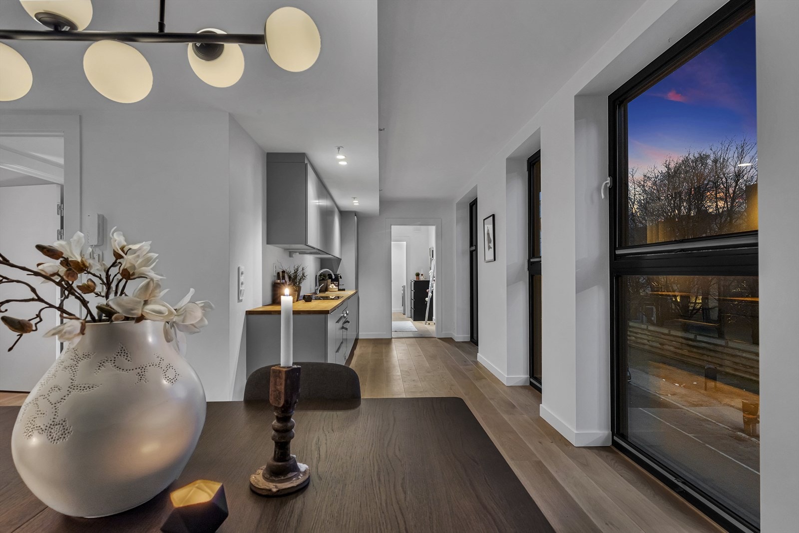 På kveldstid er stue og kjøkken uten tvil et stemningsfullt og sosialt rom som kan fylles med latter og god atmosfære. Galleribilde