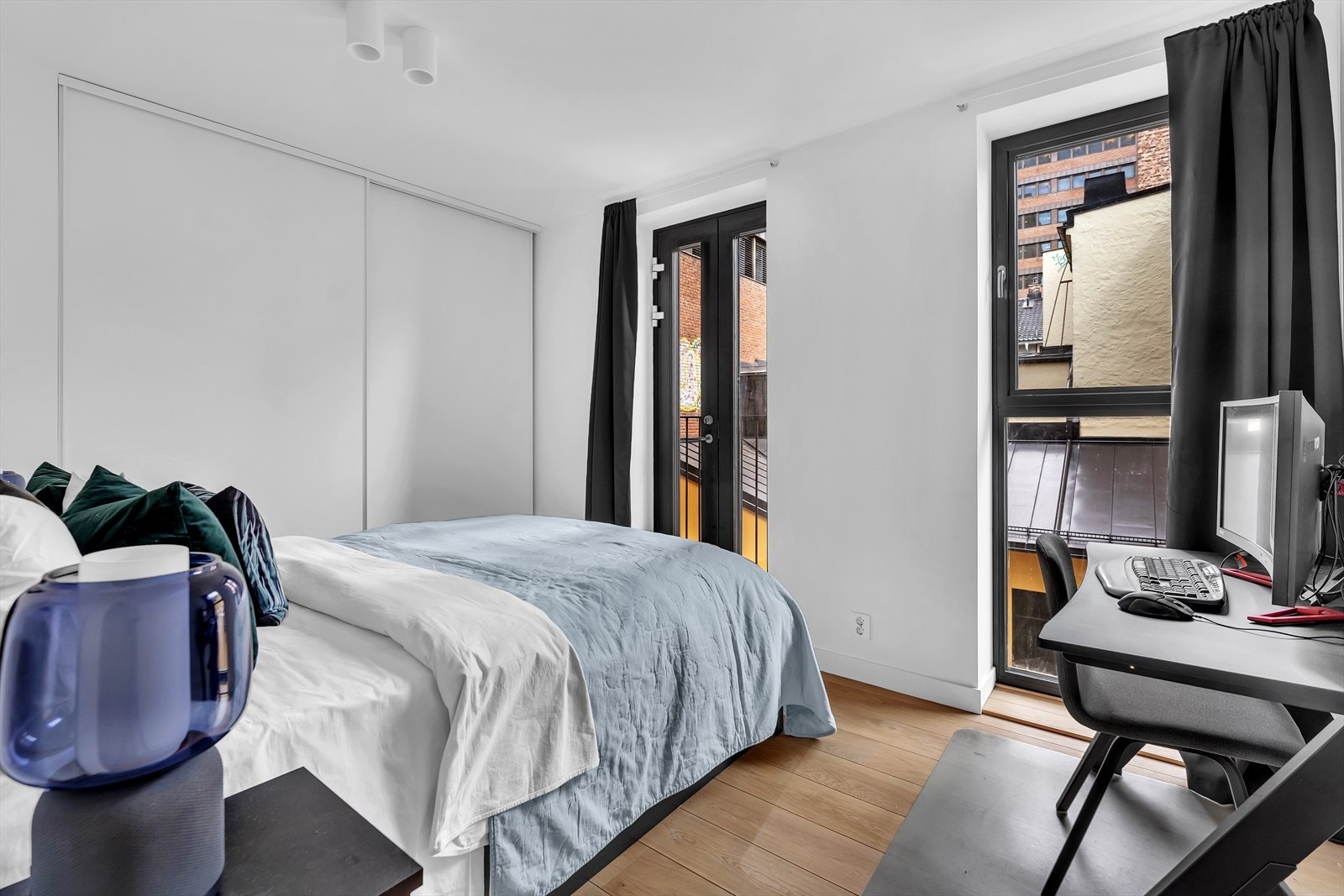 Rommet har utgang til en fransk balkong som gir en luftig romfølelse på sommerstid. Galleribilde