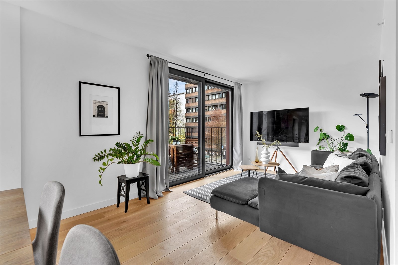 Stuen er lys og innbydende med store, klassiske vinduer og lyse veggflater som står i fin stil til parkettgulvet. Galleribilde