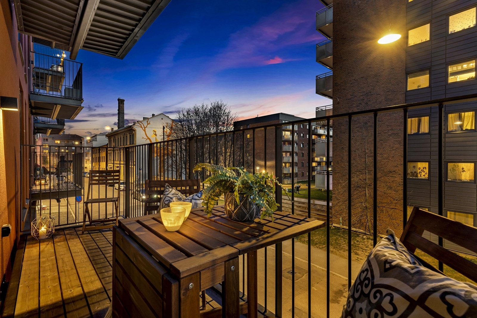 Kveldsstemning ute på balkongen. Galleribilde