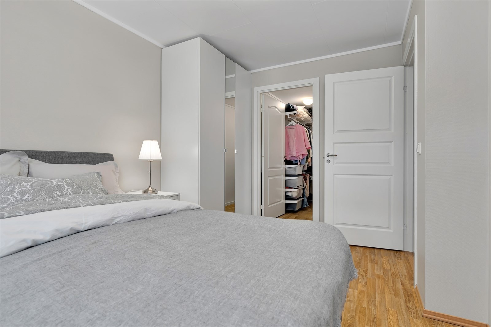 Soverom 1 med garderobe Galleribilde