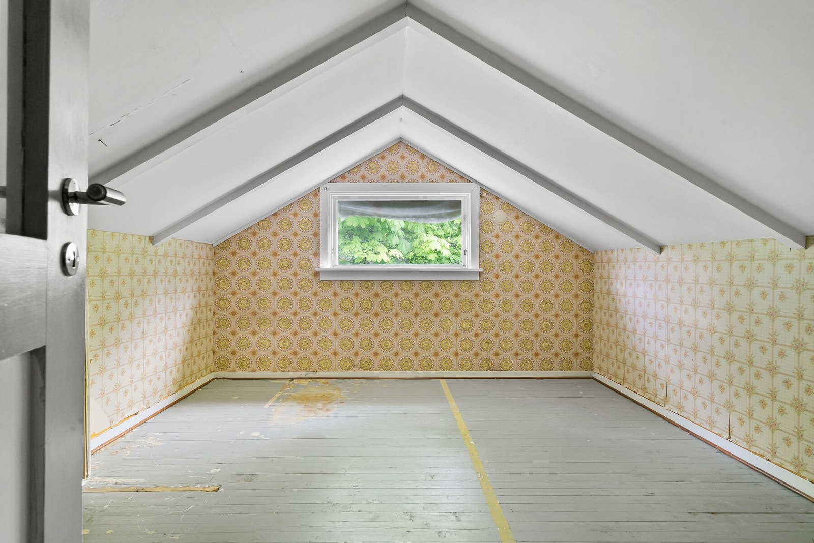 Rom på loft under renovering. Galleribilde