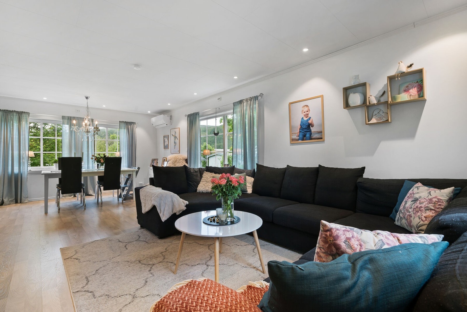 Romslig stue. Galleribilde