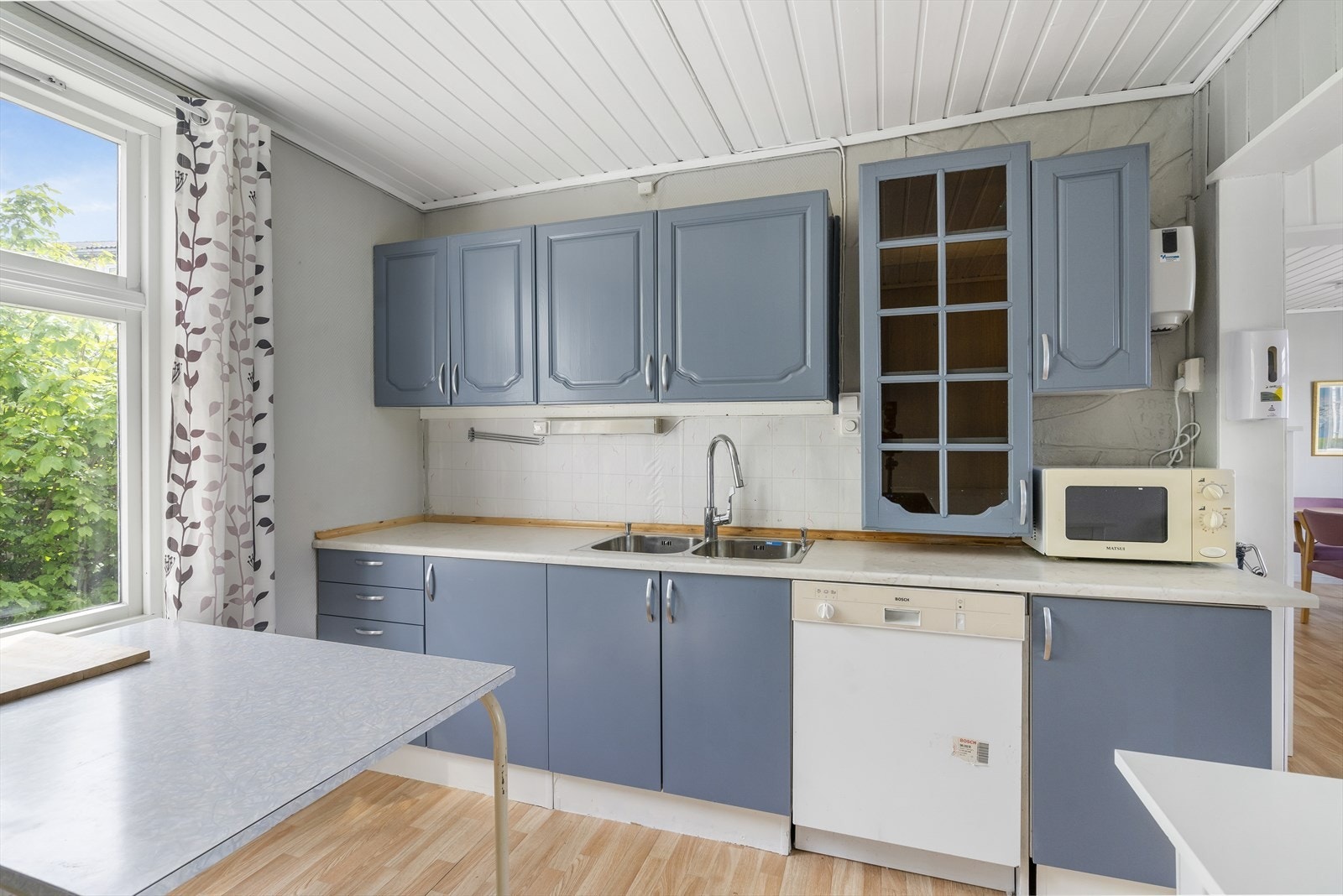 Kjøkkenet har profilerte fronter, benkeplate av laminat. Hvitevarer: Kjøl/fryseskap, oppvaskmaskin og komfyr. Galleribilde