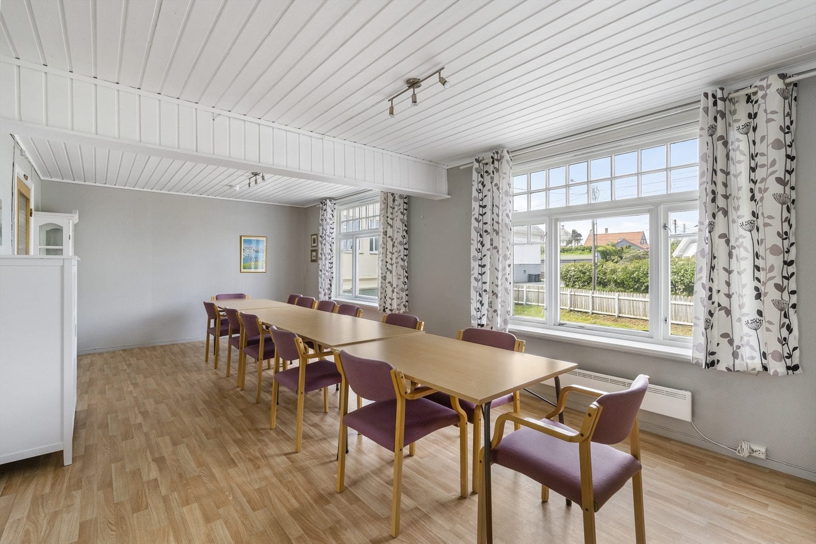 Forsamlingslokalet med god plass til langbord Galleribilde