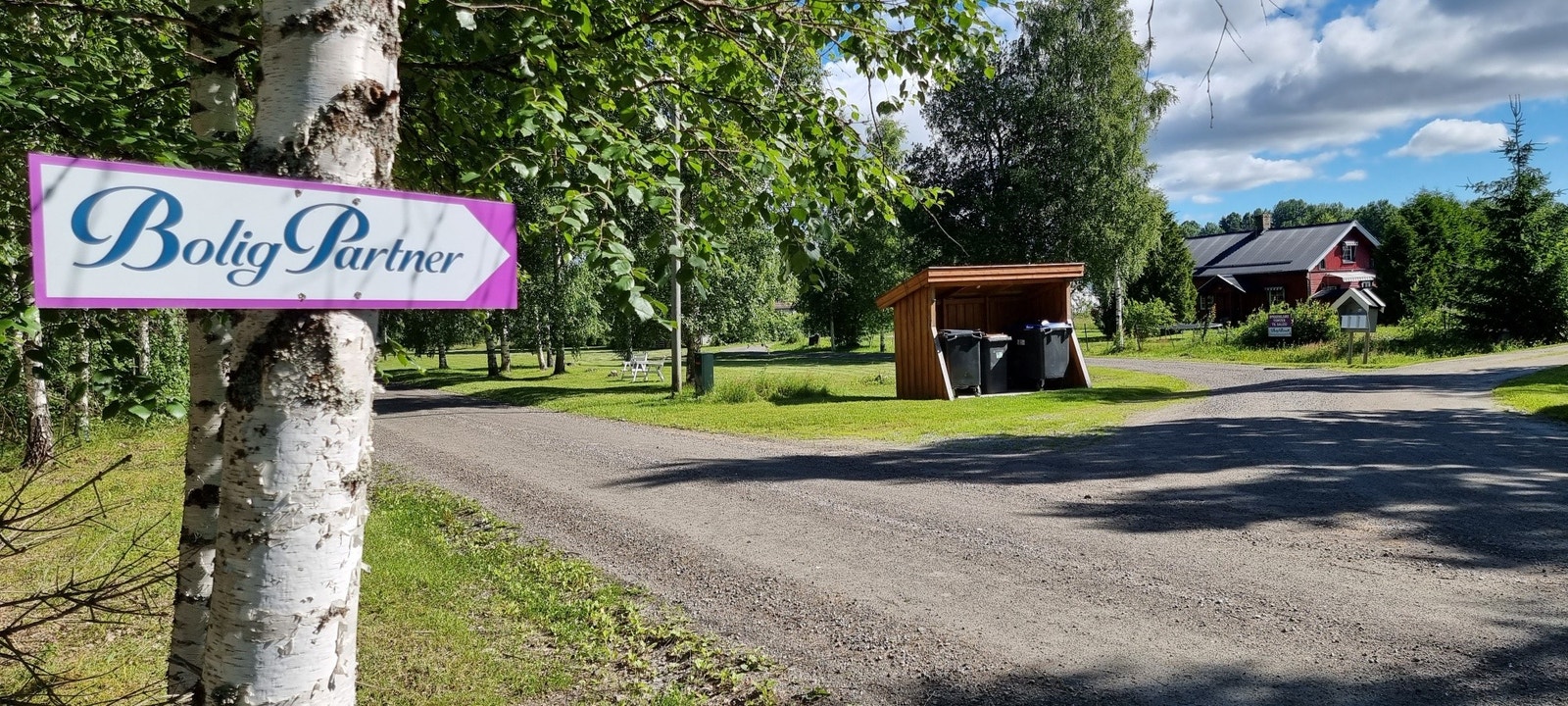 Innkjøring fra Stasjonsvegen. Galleribilde