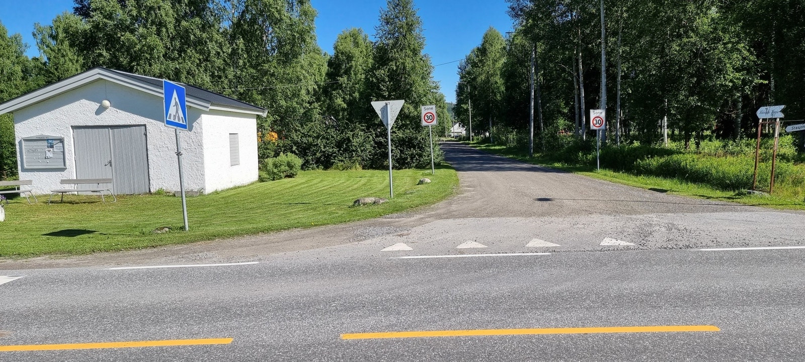 Krysset fra Roverudgata og inn til Stasjonsvegen. Galleribilde