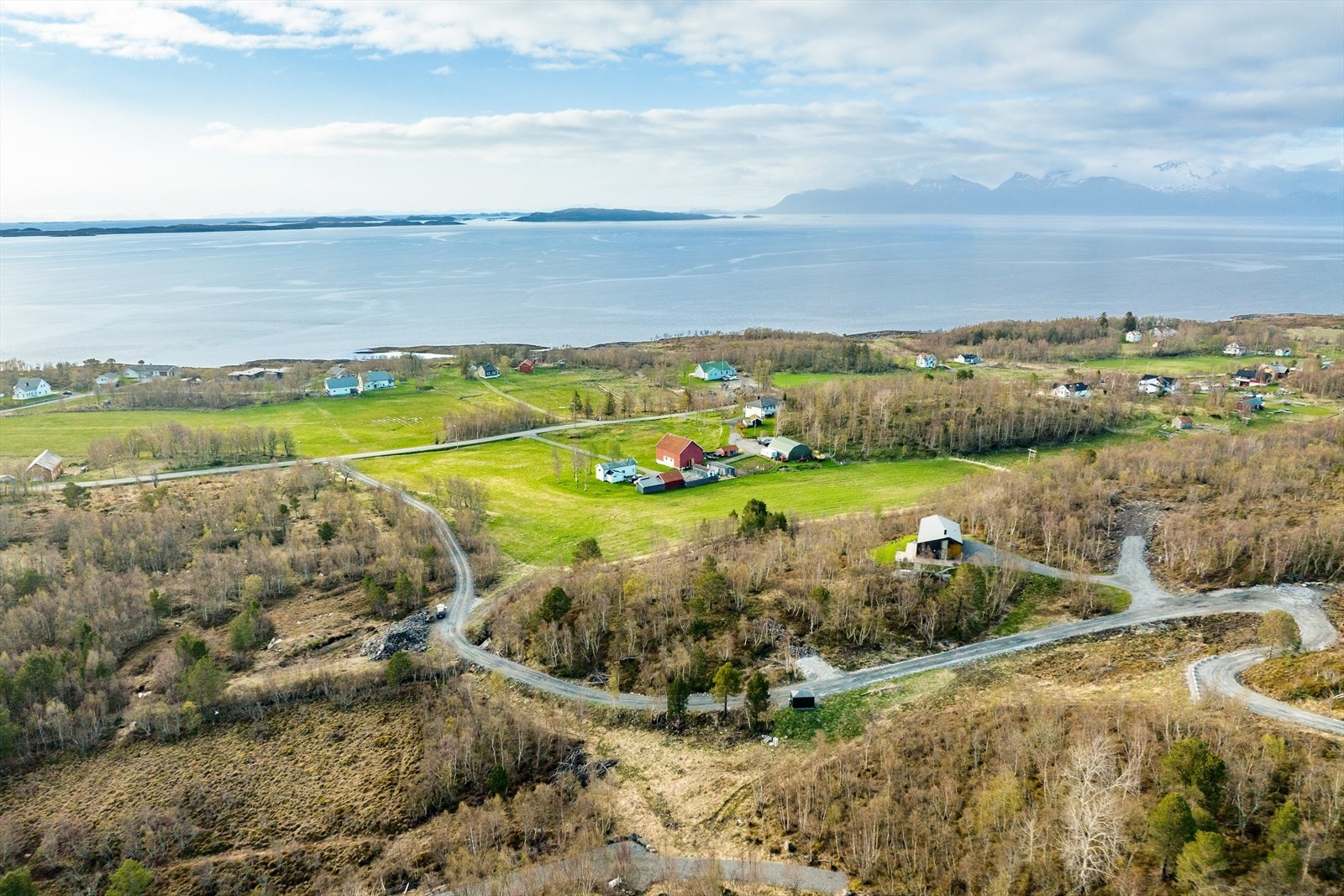 Tomten ligger på en høyde og vil få gode solforhold og fantastisk utsikt! Galleribilde