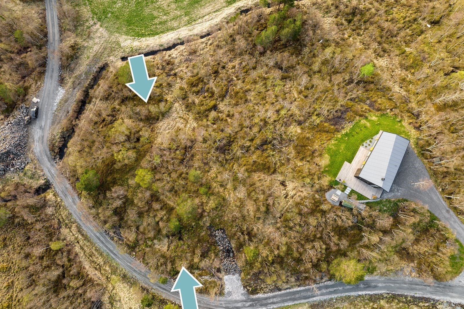 Se grunnkart for å se mer nøyaktige tomtegrenser. Pilene er satt for å vise ca. plassering av tomten. Galleribilde