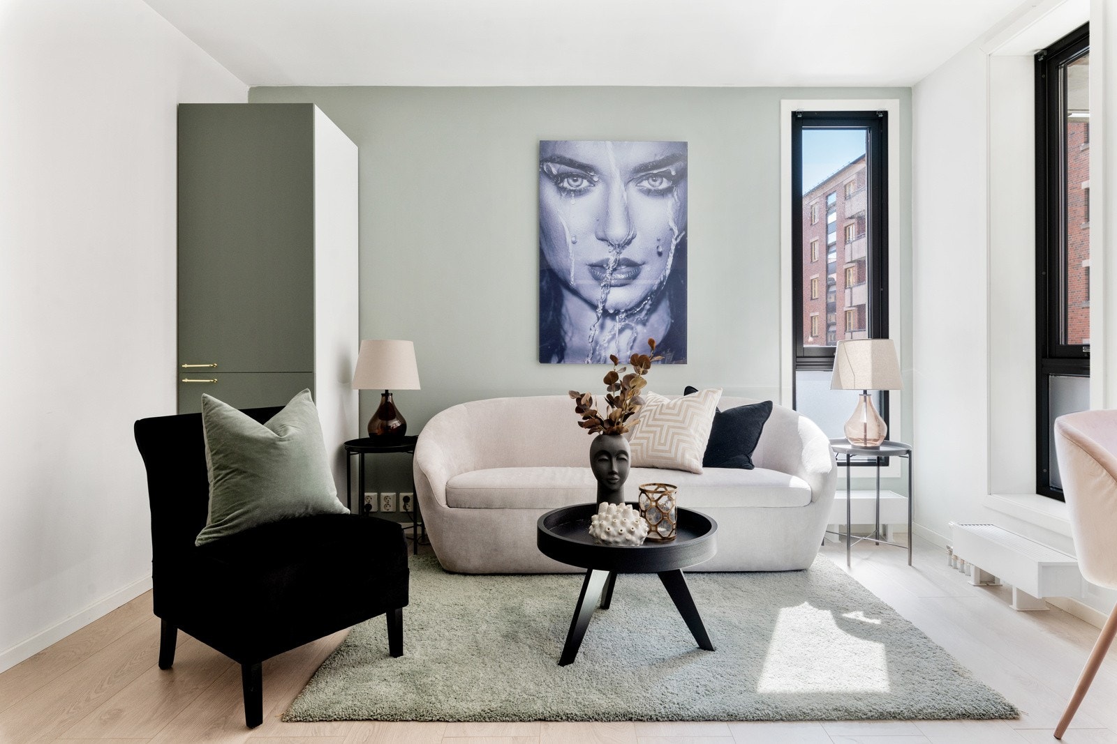 Lys og innbydende stue med store vindusflater som slipper inn rikelig med naturlig lys inn i boligen. Galleribilde