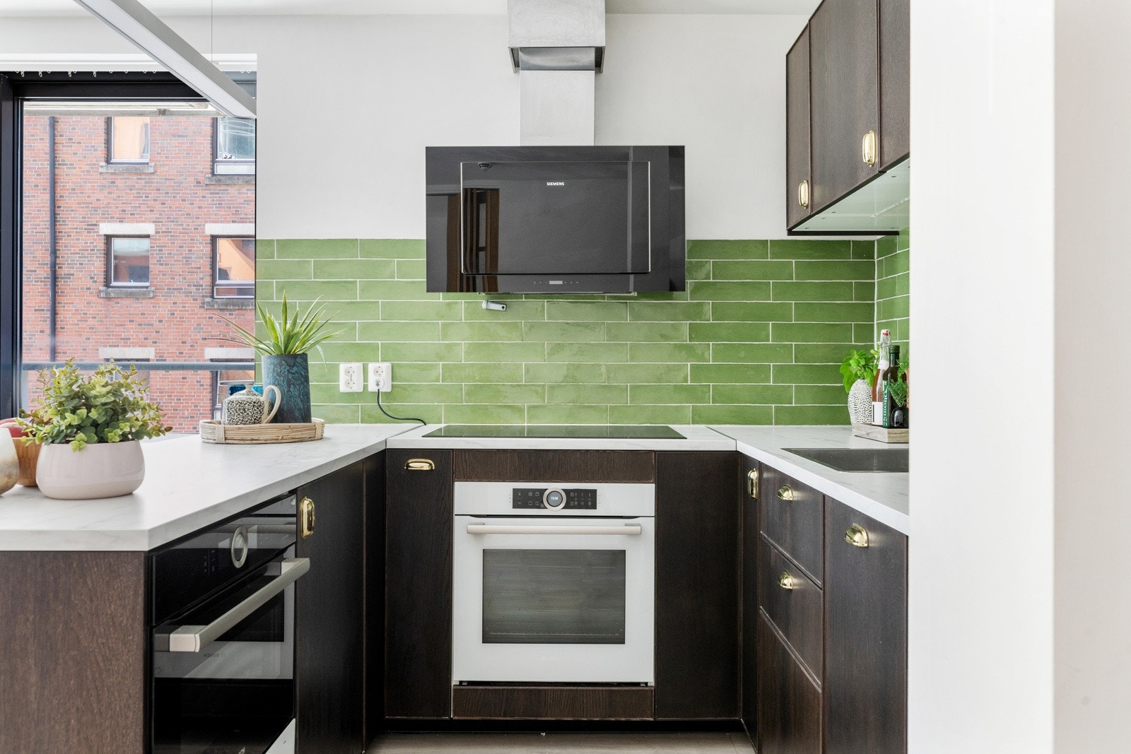 Kjøkken fra 2019 med innredning fra IKEA med mørke, slette fronter og benkeplate i laminat. Kjøkkenet ble oppgradert i 2019 med nye kjøkkenskap og hvitevarer. Galleribilde