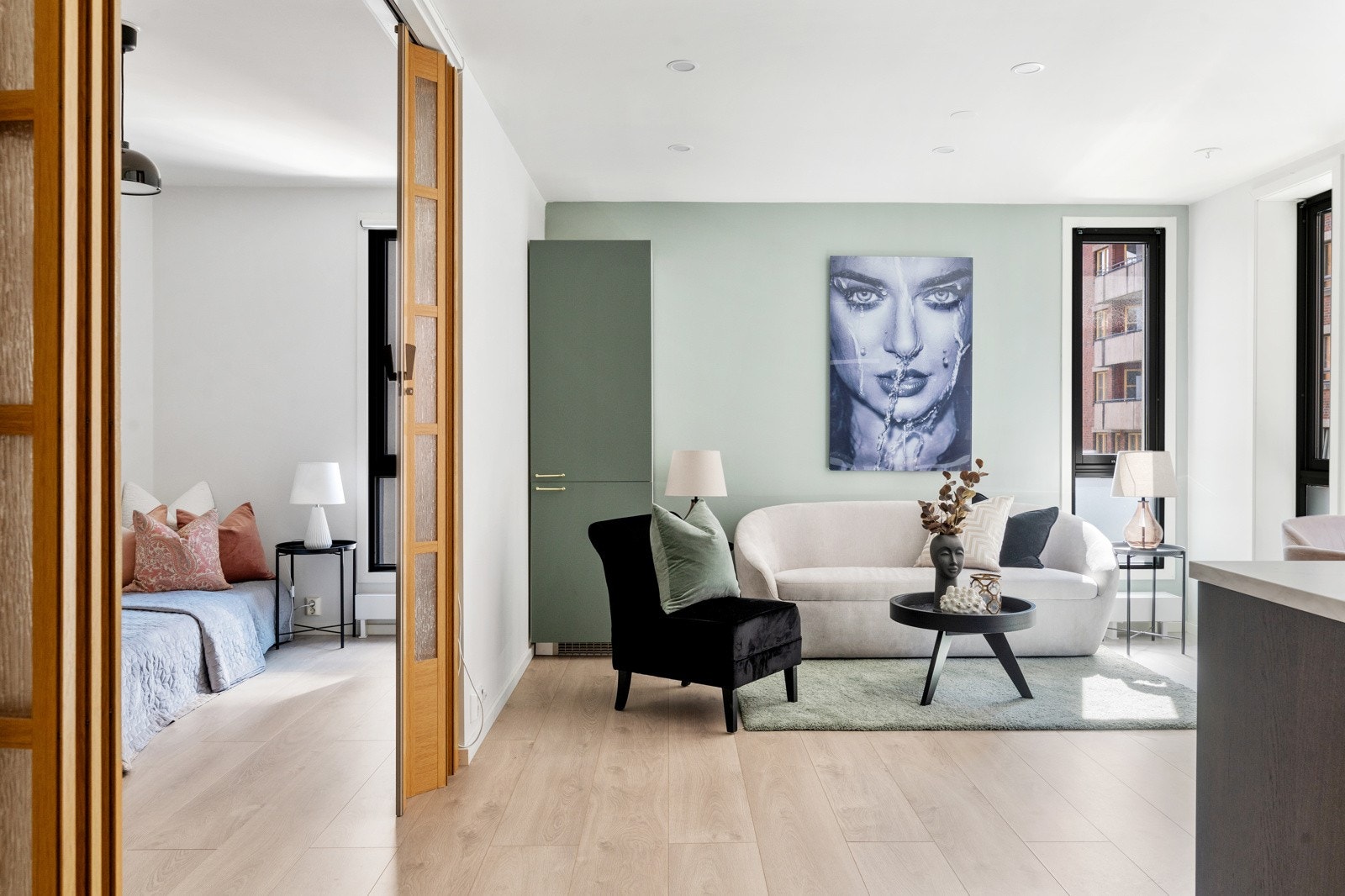 Du har en naturlig plass til både sofagruppe, spisebord og TV med tilhørende møblement. Galleribilde