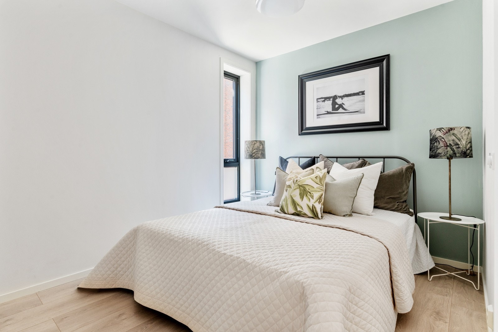 Boligen har to soverom med malte flater i lyse farger. Galleribilde