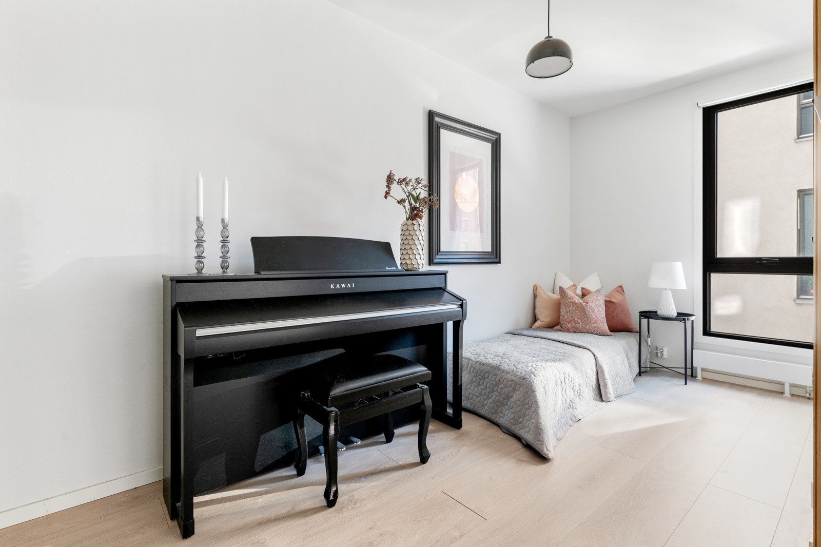 Det andre soverommet har plass til seng, nattbord og øvrig møblement. Galleribilde