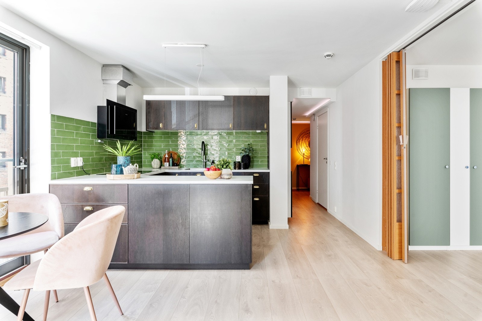 Kjøkkenet har en åpen løsning mot stue. Galleribilde