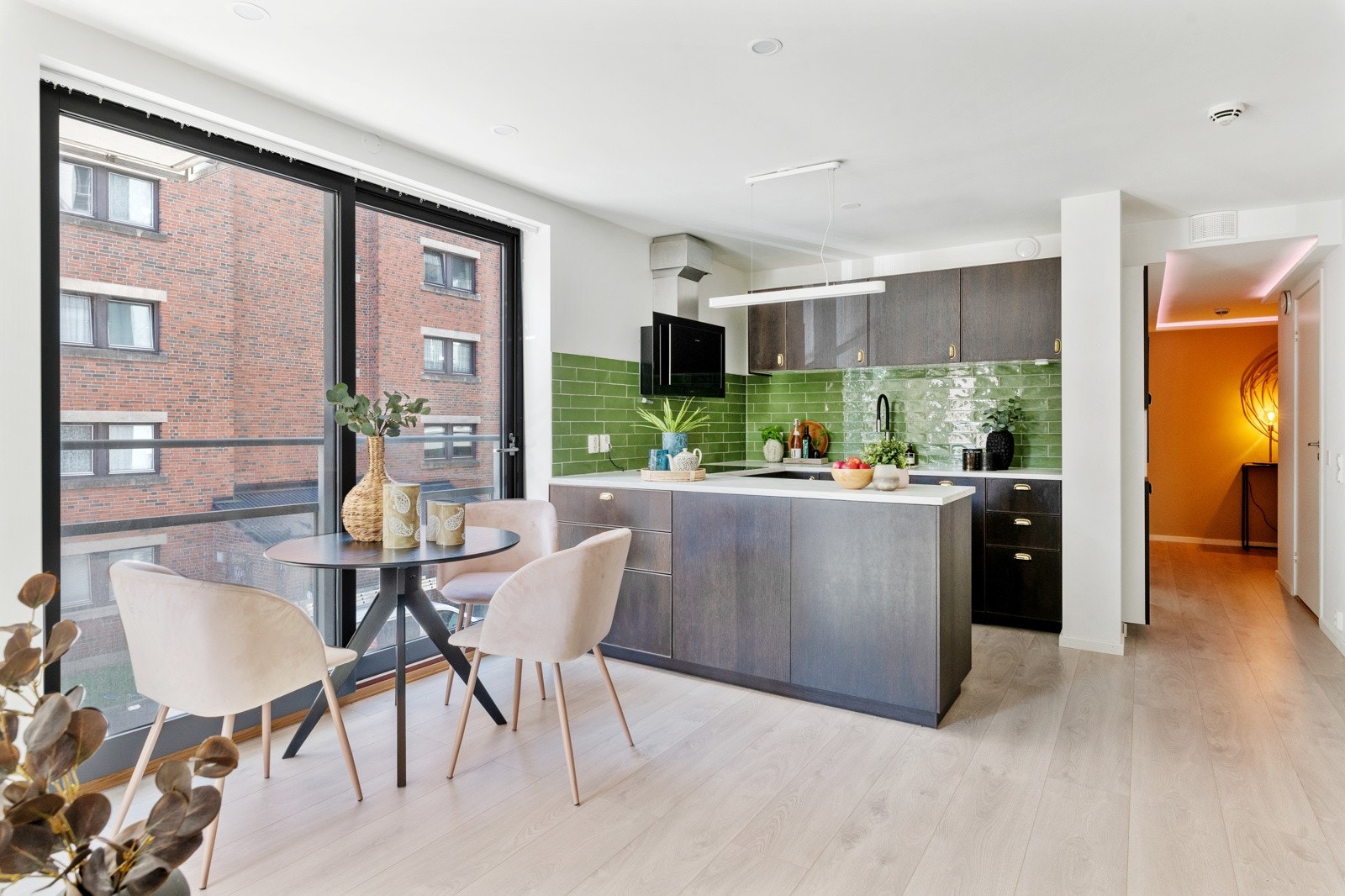 Fra stuen er det åpning til en sydvendt fransk balkong. Galleribilde