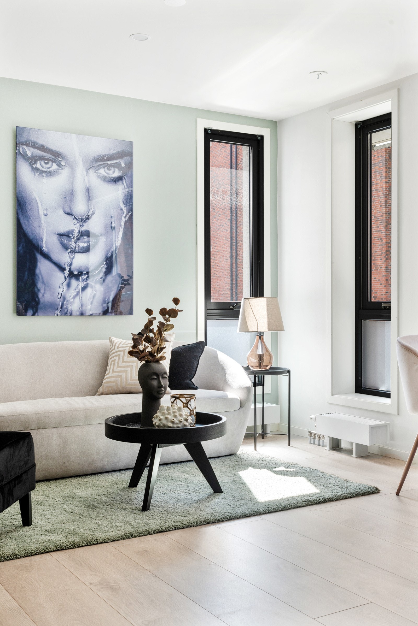 Veggene er malt i lyse farger og gulvet er belagt med ny laminat i 2020. Galleribilde