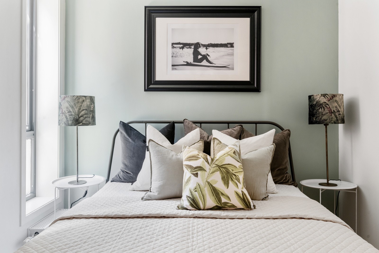 Hovedsoverommet har plass til dobbeltseng, nattbord og øvrig møblement. Galleribilde