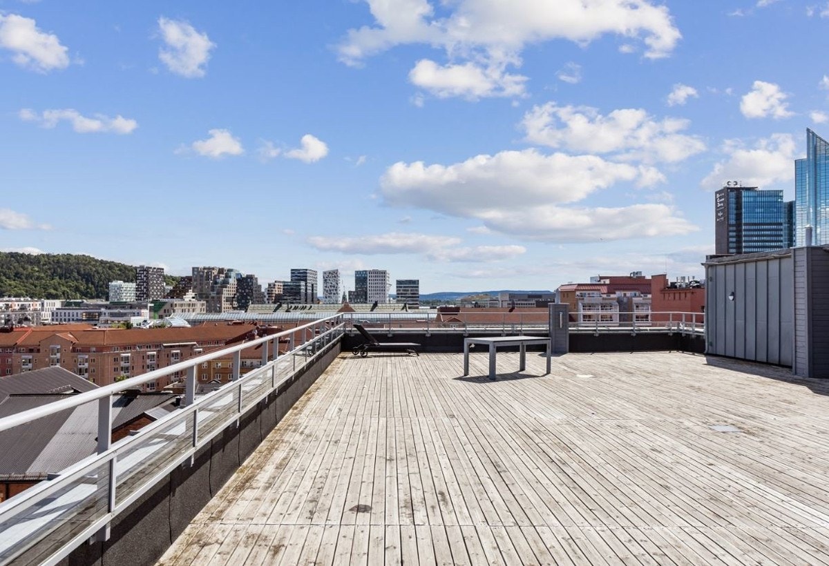 Hvis man vil nyte ettermiddags- og kveldssolen kan man ta en tur opp på felles takterrasse. Galleribilde