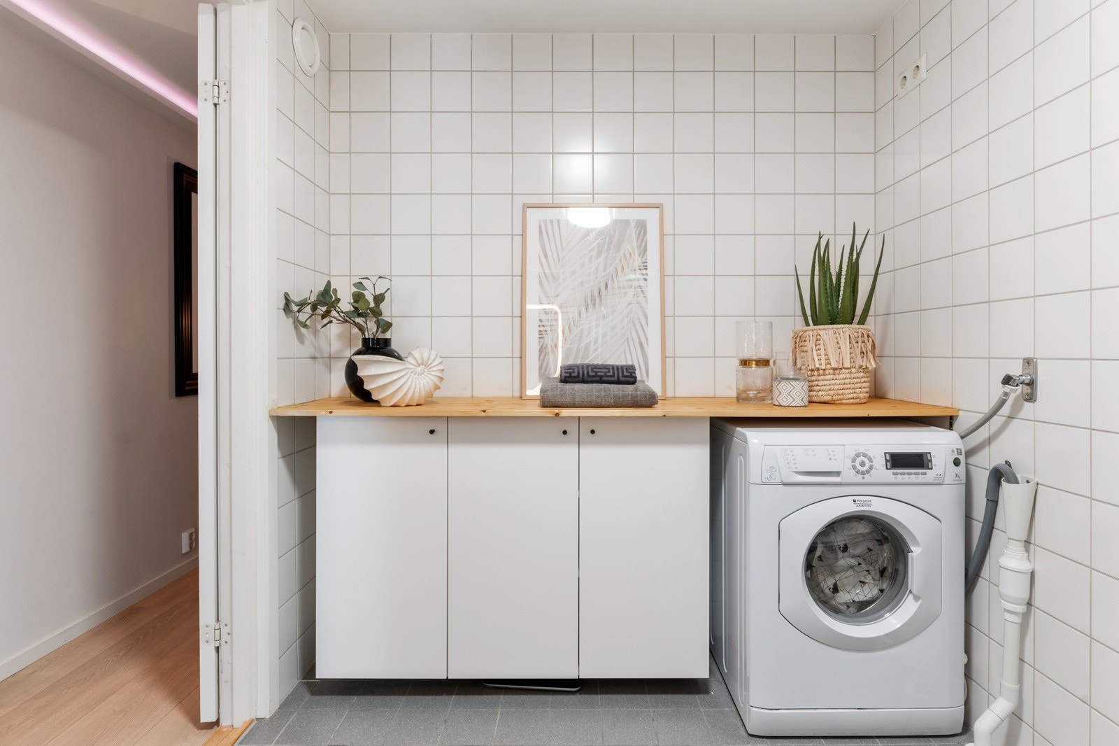 I tillegg er det godt med skap- og benkeplass for oppbevaring. Videre er det opplegg for vaskemaskin og tørketrommel, så her har du alt du trenger på badet. Galleribilde