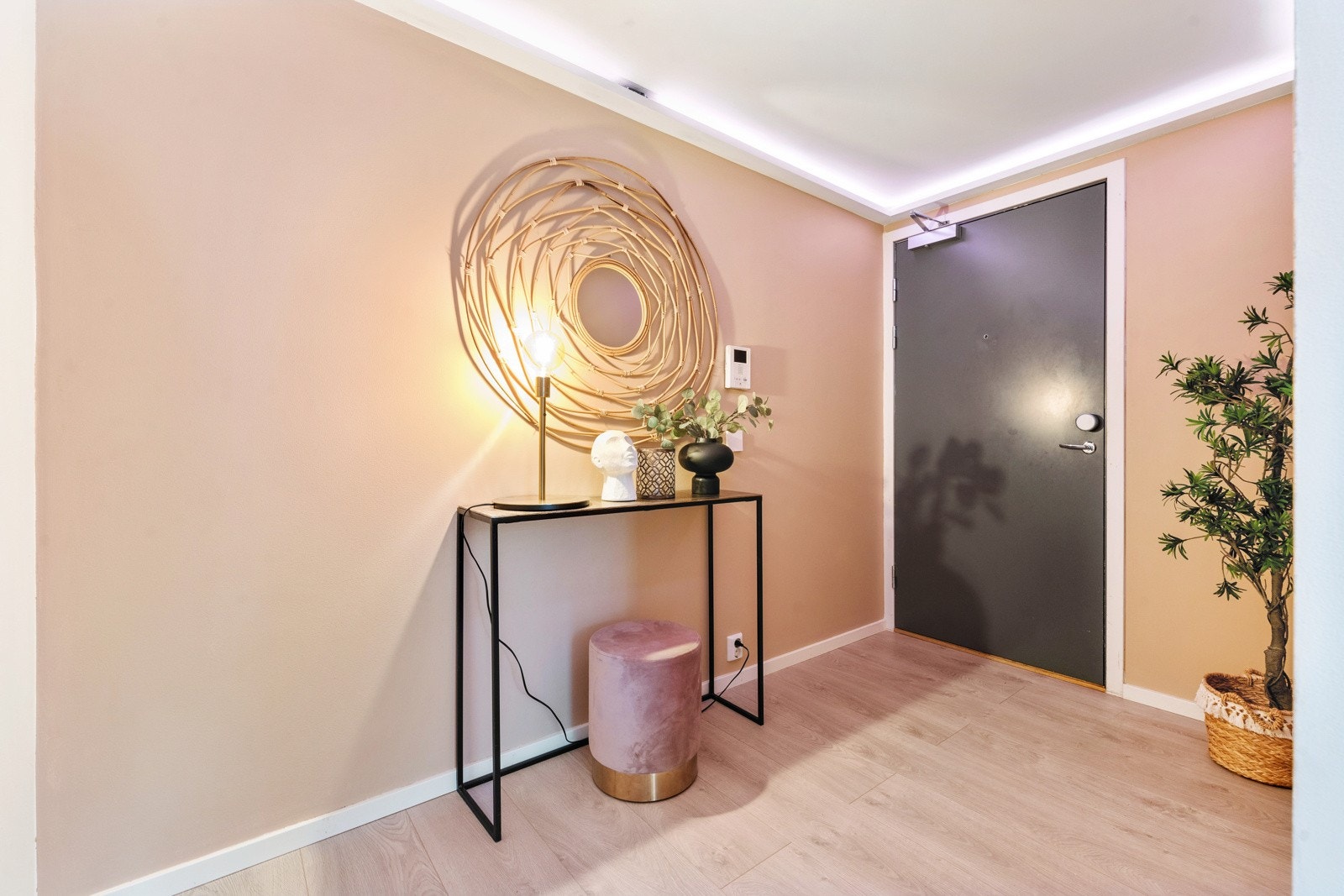 Når du kommer inn i leiligheten møtes du av en lys entré med naturlig plass til en kommode/skohylle og plass til knagger for å henge av deg yttertøy. I tilegg har døren smartlås. Galleribilde