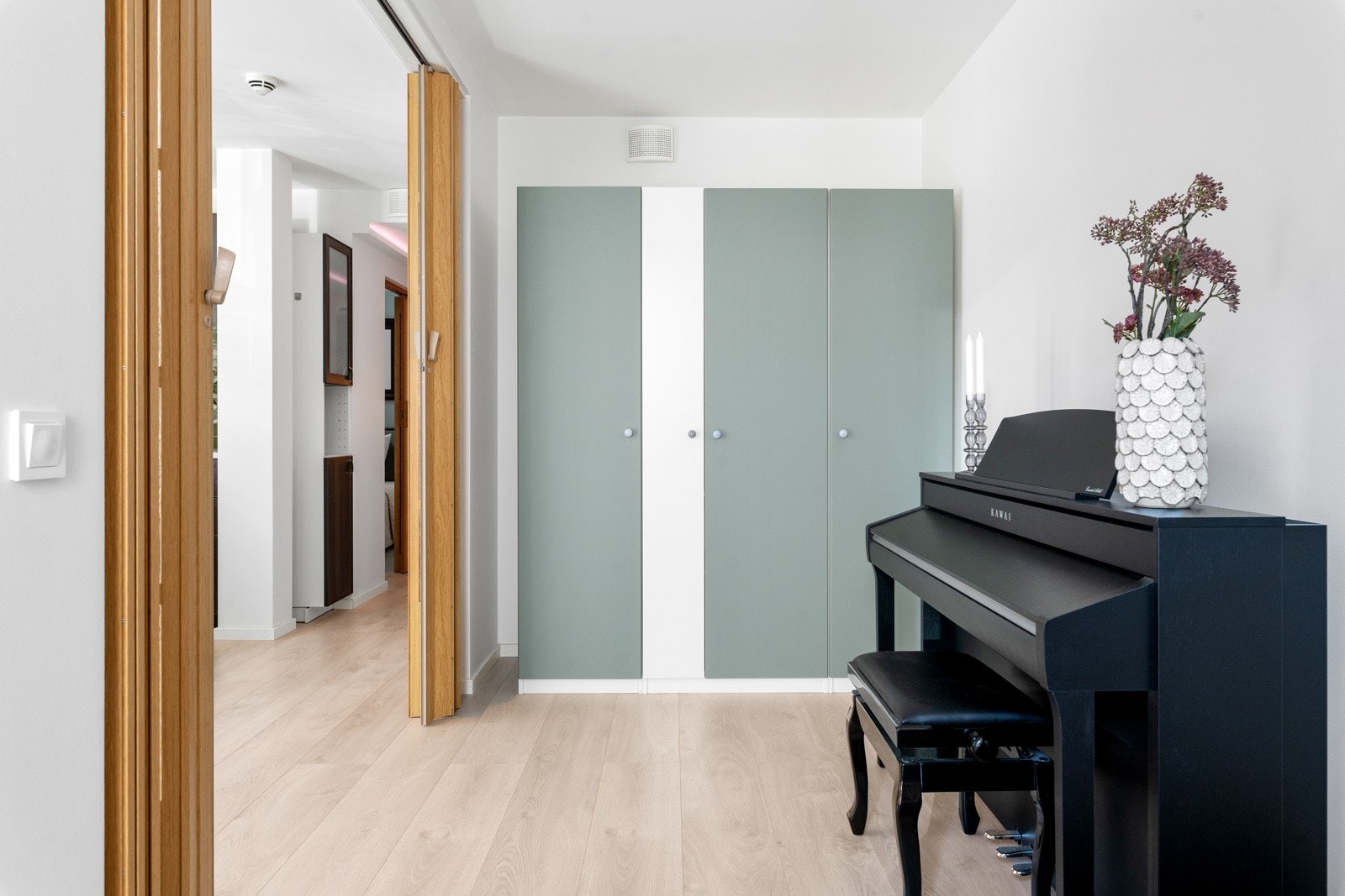 Her er et sort garderobeskap som sørger for gode oppbevaringsmuligheter til klær og det man måtte ønske. Galleribilde