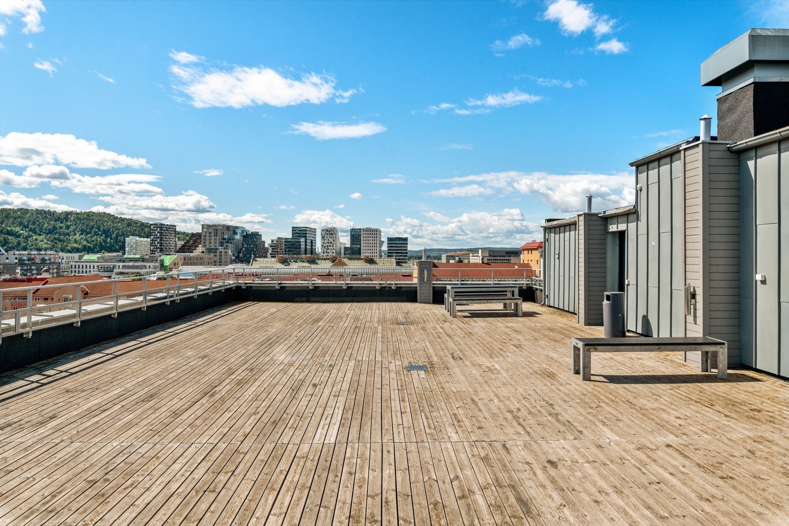 Lys og innbydende 3-roms leilighet med tilgang på felles takterrasse. Galleribilde
