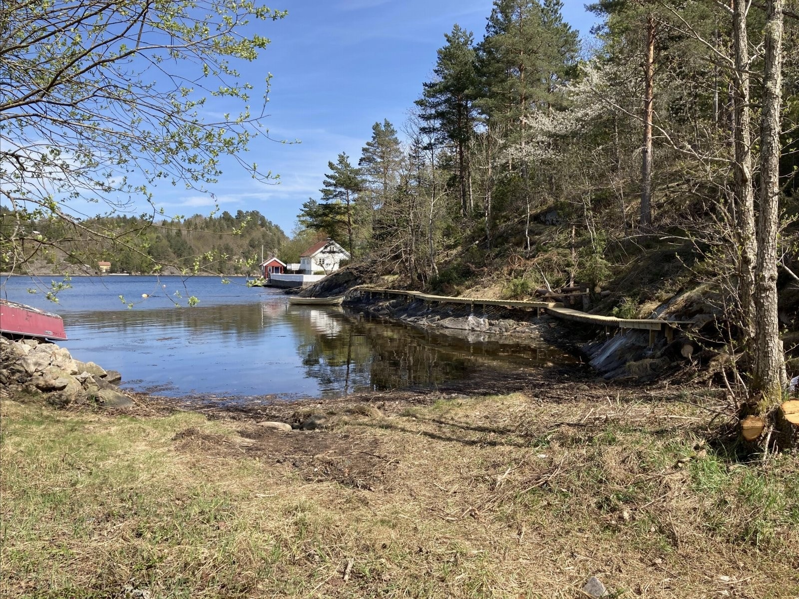 Laget Vel har fått tillatelse av grunneier til å etablere sandstrand i bukten rett ved bryggeanlegget. Like innenfor skal selger etablere lekeplass ihht. reguleringsbestemmelser. Galleribilde