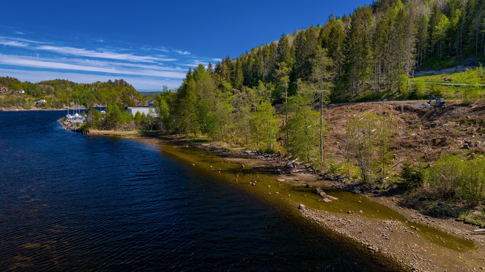 De resterende 11 daa av eiendommen vil eies i fellesskap av eierne av tomtene, med bruksrett ned til vannet.. Galleribilde